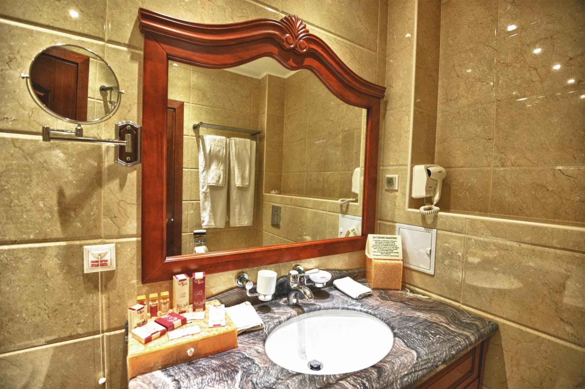 Park Hotel Eski Zağra Dış mekan fotoğraf Bathroom mirror