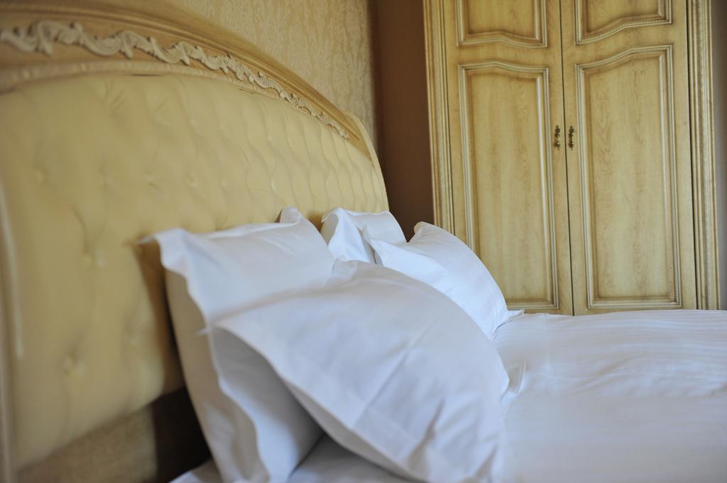Park Hotel Eski Zağra Oda fotoğraf Pillows on a bed