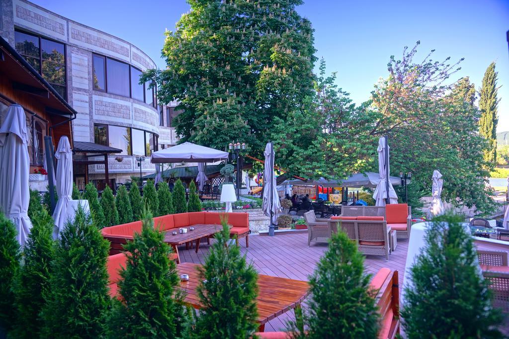 Park Hotel Eski Zağra Dış mekan fotoğraf The hotel's terrace