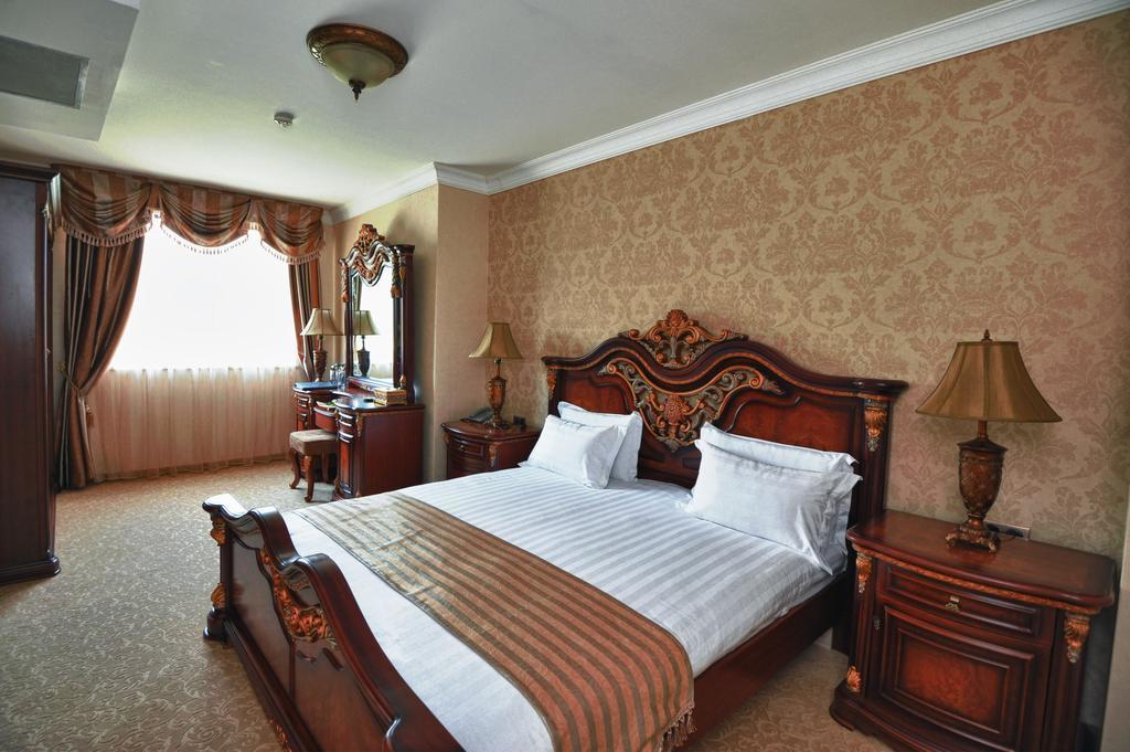 Park Hotel Eski Zağra Dış mekan fotoğraf A bedroom in the hotel