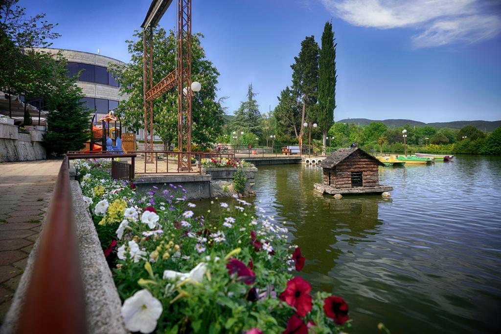 Park Hotel Eski Zağra Dış mekan fotoğraf The lake of the town